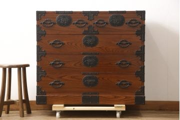 中古　美品　三方欅(ケヤキ)無垢材　牡丹と三階松の手打ち金具が目を引く特注民芸箪笥(和箪笥、収納たんす、チェスト、引き出し)(R-058701)