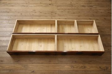 中古　美品　三方欅(ケヤキ)無垢材　牡丹と三階松の手打ち金具が目を引く特注民芸箪笥(和箪笥、収納たんす、チェスト、引き出し)(R-058701)