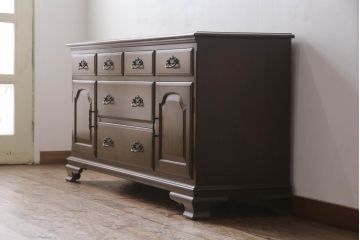 中古　横浜クラシック家具　ノックオンウッド(knockonwood)　Hand Made　上品なデザインが美しいサイドチェスト(サイドボード、引き出し、リビングボード)(R-058702)