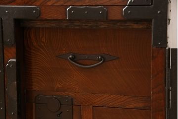 激レア!!　和製アンティーク　特注　欅材(ケヤキ材)　桐材　堅牢で重厚な佇まいの中に上品な雰囲気を感じる二本松箪笥(衣装箪笥、収納箪笥、和タンス、引き出し、サイドチェスト)(R-058706)