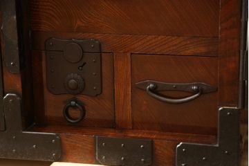 激レア!!　和製アンティーク　特注　欅材(ケヤキ材)　桐材　堅牢で重厚な佇まいの中に上品な雰囲気を感じる二本松箪笥(衣装箪笥、収納箪笥、和タンス、引き出し、サイドチェスト)(R-058706)