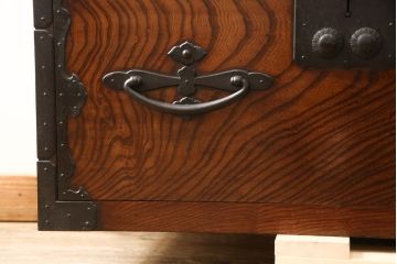 激レア!!　和製アンティーク　特注　欅材(ケヤキ材)　桐材　堅牢で重厚な佇まいの中に上品な雰囲気を感じる二本松箪笥(衣装箪笥、収納箪笥、和タンス、引き出し、サイドチェスト)(R-058706)