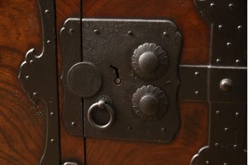 激レア!!　和製アンティーク　特注　欅材(ケヤキ材)　桐材　堅牢で重厚な佇まいの中に上品な雰囲気を感じる二本松箪笥(衣装箪笥、収納箪笥、和タンス、引き出し、サイドチェスト)(R-058706)
