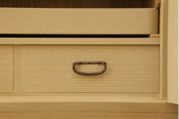 中古　特注　七宝金具　伝統工芸士 渡辺秀紀　ピンク色の花柄七宝金具がかわいらしい加茂総桐箪笥(胴厚、四方丸、桐たんす、衣装タンス、着物箪笥、和タンス)(R-058712)