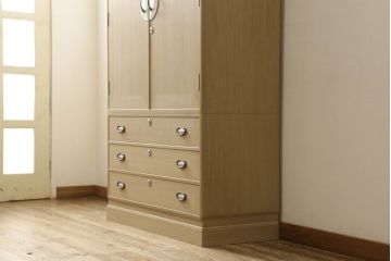 中古　特注　七宝金具　伝統工芸士 渡辺秀紀　ピンク色の花柄七宝金具がかわいらしい加茂総桐箪笥(胴厚、四方丸、桐たんす、衣装タンス、着物箪笥、和タンス)(R-058712)