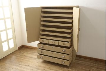 中古　特注　七宝金具　伝統工芸士 渡辺秀紀　ピンク色の花柄七宝金具がかわいらしい加茂総桐箪笥(胴厚、四方丸、桐たんす、衣装タンス、着物箪笥、和タンス)(R-058712)