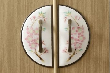 中古　特注　七宝金具　伝統工芸士 渡辺秀紀　ピンク色の花柄七宝金具がかわいらしい加茂総桐箪笥(胴厚、四方丸、桐たんす、衣装タンス、着物箪笥、和タンス)(R-058712)