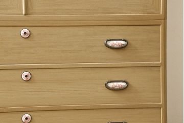 中古　特注　七宝金具　伝統工芸士 渡辺秀紀　ピンク色の花柄七宝金具がかわいらしい加茂総桐箪笥(胴厚、四方丸、桐たんす、衣装タンス、着物箪笥、和タンス)(R-058712)