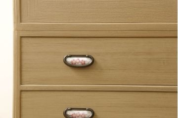 中古　特注　七宝金具　伝統工芸士 渡辺秀紀　ピンク色の花柄七宝金具がかわいらしい加茂総桐箪笥(胴厚、四方丸、桐たんす、衣装タンス、着物箪笥、和タンス)(R-058712)