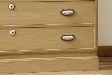 中古　特注　七宝金具　伝統工芸士 渡辺秀紀　ピンク色の花柄七宝金具がかわいらしい加茂総桐箪笥(胴厚、四方丸、桐たんす、衣装タンス、着物箪笥、和タンス)(R-058712)