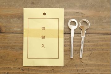 中古　特注　七宝金具　伝統工芸士 渡辺秀紀　ピンク色の花柄七宝金具がかわいらしい加茂総桐箪笥(胴厚、四方丸、桐たんす、衣装タンス、着物箪笥、和タンス)(R-058712)