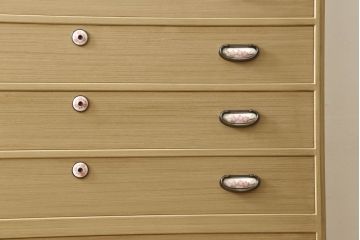 中古　特注　七宝金具　伝統工芸士 渡辺秀紀　ピンク色の花柄七宝金具がかわいらしい加茂総桐箪笥(胴厚、四方丸、桐たんす、衣装タンス、和タンス)(R-058713)