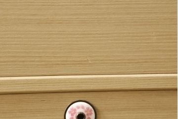 中古　特注　七宝金具　伝統工芸士 渡辺秀紀　ピンク色の花柄七宝金具がかわいらしい加茂総桐箪笥(胴厚、四方丸、桐たんす、衣装タンス、和タンス)(R-058713)
