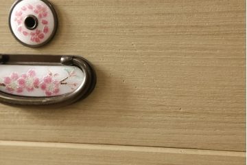 中古　特注　七宝金具　伝統工芸士 渡辺秀紀　ピンク色の花柄七宝金具がかわいらしい加茂総桐箪笥(胴厚、四方丸、桐たんす、衣装タンス、和タンス)(R-058713)
