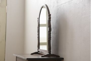 イギリスアンティーク　Lloyd's Antiques(ロイズ・アンティークス)取り扱い　オーク材　クラシカルな卓上ミラー(鏡)(R-058714)