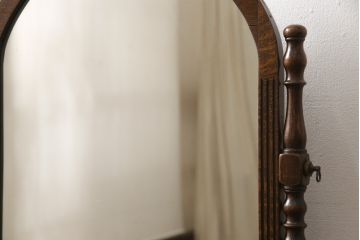 イギリスアンティーク　Lloyd's Antiques(ロイズ・アンティークス)取り扱い　オーク材　クラシカルな卓上ミラー(鏡)(R-058714)