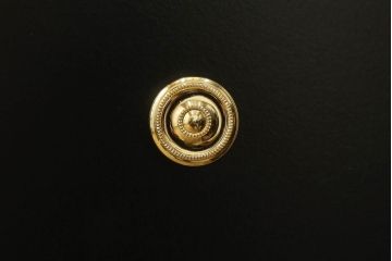 中古　最高級　美術家具　香川漆器　総漆塗り　ひょうたん透かし入り　アーチ状のデザインと雅やかな漆絵が空間に華やぎをもたらす二連和箪笥(定価約500万円)(和タンス、着物箪笥、和服箪笥、ワードローブ、桐たんす、桐箪笥)(R-058717)
