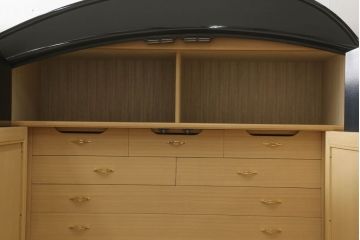 中古　最高級　美術家具　香川漆器　総漆塗り　ひょうたん透かし入り　アーチ状のデザインと雅やかな漆絵が空間に華やぎをもたらす二連和箪笥(定価約500万円)(和タンス、着物箪笥、和服箪笥、ワードローブ、桐たんす、桐箪笥)(R-058717)