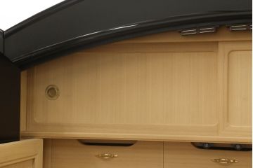 中古　最高級　美術家具　香川漆器　総漆塗り　ひょうたん透かし入り　アーチ状のデザインと雅やかな漆絵が空間に華やぎをもたらす二連和箪笥(定価約500万円)(和タンス、着物箪笥、和服箪笥、ワードローブ、桐たんす、桐箪笥)(R-058717)
