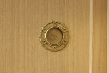 中古　最高級　美術家具　香川漆器　総漆塗り　ひょうたん透かし入り　アーチ状のデザインと雅やかな漆絵が空間に華やぎをもたらす二連和箪笥(定価約500万円)(和タンス、着物箪笥、和服箪笥、ワードローブ、桐たんす、桐箪笥)(R-058717)