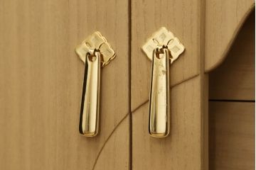 中古　最高級　美術家具　香川漆器　総漆塗り　ひょうたん透かし入り　アーチ状のデザインと雅やかな漆絵が空間に華やぎをもたらす二連和箪笥(定価約500万円)(和タンス、着物箪笥、和服箪笥、ワードローブ、桐たんす、桐箪笥)(R-058717)