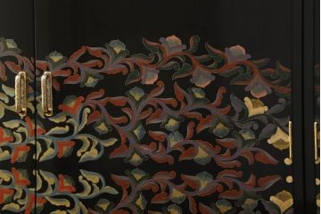 中古　最高級　美術家具　香川漆器　総漆塗り　ひょうたん透かし入り　アーチ状のデザインと雅やかな漆絵が空間に華やぎをもたらす二連和箪笥(定価約500万円)(和タンス、着物箪笥、和服箪笥、ワードローブ、桐たんす、桐箪笥)(R-058717)
