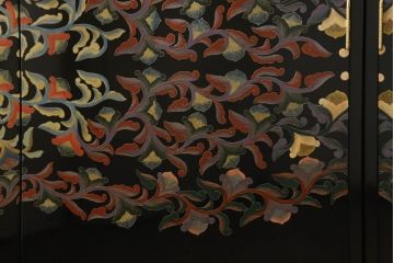 中古　最高級　美術家具　香川漆器　総漆塗り　ひょうたん透かし入り　アーチ状のデザインと雅やかな漆絵が空間に華やぎをもたらす二連和箪笥(定価約500万円)(和タンス、着物箪笥、和服箪笥、ワードローブ、桐たんす、桐箪笥)(R-058717)