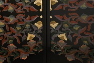 中古　最高級　美術家具　香川漆器　総漆塗り　ひょうたん透かし入り　アーチ状のデザインと雅やかな漆絵が空間に華やぎをもたらす二連和箪笥(定価約500万円)(和タンス、着物箪笥、和服箪笥、ワードローブ、桐たんす、桐箪笥)(R-058717)