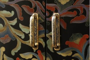 中古　最高級　美術家具　香川漆器　総漆塗り　ひょうたん透かし入り　アーチ状のデザインと雅やかな漆絵が空間に華やぎをもたらす二連和箪笥(定価約500万円)(和タンス、着物箪笥、和服箪笥、ワードローブ、桐たんす、桐箪笥)(R-058717)