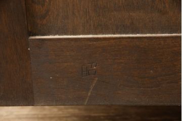 中古　松本民芸家具　洋の雰囲気を感じるクラシカルなA型面取書棚(ブックケース、本箱、キャビネット)(定価約57万円)(R-058718)