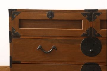 和製アンティーク　ヒノキ材　春慶塗(しゅんけいぬり)　飛騨高山　上品な佇まいが美しい高山衣装箪笥・上段(衣装タンス、和箪笥、チェスト、引き出し、時代箪笥)(R-058722)