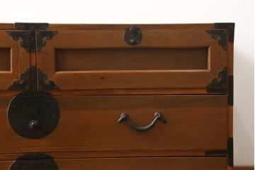和製アンティーク　ヒノキ材　春慶塗(しゅんけいぬり)　飛騨高山　上品な佇まいが美しい高山衣装箪笥・上段(衣装タンス、和箪笥、チェスト、引き出し、時代箪笥)(R-058722)