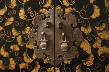 中古　希少!　黒漆金彩風　花唐草文様　細やかな文様が美しい工芸箪笥(収納たんす、和箪笥、整理タンス、収納棚、キャビネット)(R-058724)