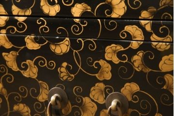 中古　希少!　黒漆金彩風　花唐草文様　細やかな文様が美しい工芸箪笥(収納たんす、和箪笥、整理タンス、収納棚、キャビネット)(R-058724)
