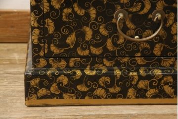 中古　希少!　黒漆金彩風　花唐草文様　細やかな文様が美しい工芸箪笥(収納たんす、和箪笥、整理タンス、収納棚、キャビネット)(R-058724)