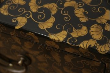 中古　希少!　黒漆金彩風　花唐草文様　細やかな文様が美しい工芸箪笥(収納たんす、和箪笥、整理タンス、引き出し)(R-058725)