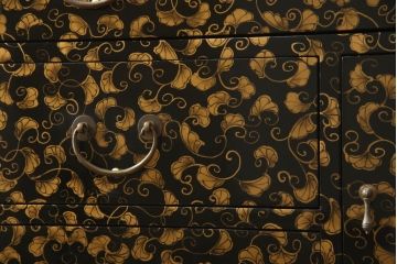 中古　希少!　黒漆金彩風　花唐草文様　細やかな文様が美しい工芸箪笥(収納たんす、和箪笥、整理タンス、引き出し)(R-058725)