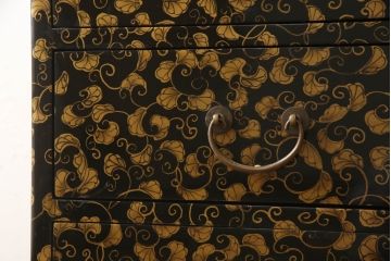 中古　希少!　黒漆金彩風　花唐草文様　細やかな文様が美しい工芸箪笥(収納たんす、和箪笥、整理タンス、引き出し)(R-058725)