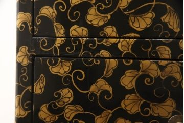 中古　希少!　黒漆金彩風　花唐草文様　細やかな文様が美しい工芸箪笥(収納たんす、和箪笥、整理タンス、引き出し)(R-058725)