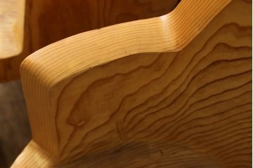中古　秋田杉　木の風合いを感じられる輪切りテーブルと削り出しの椅子のセット(机、板座チェア、イス、ダイニングテーブル)(R-058727)