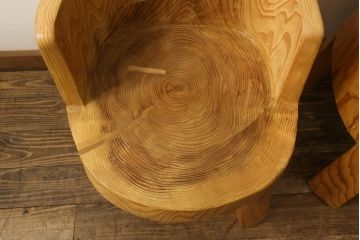 中古　秋田杉　木の風合いを感じられる輪切りテーブルと削り出しの椅子のセット(机、板座チェア、イス、ダイニングテーブル)(R-058727)