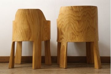 中古　秋田杉　木の風合いを感じられる輪切りテーブルと削り出しの椅子のセット(机、板座チェア、イス、ダイニングテーブル)(R-058727)