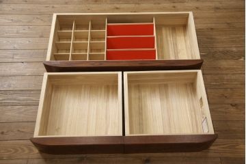 中古　美品　最高級　木芸美術家具作家 桑田允友(桑允)作　欅(ケヤキ)玉杢　中桐　スッキリとしたデザインが目を引く衣装箪笥(定価約150万円)(着物タンス、衣装箪笥、引き出し、桐箪笥、和たんす)(R-058728)