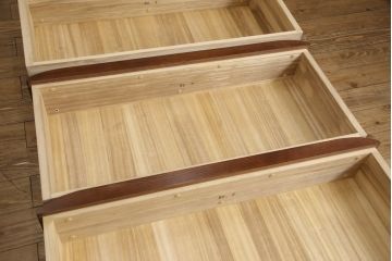 中古　美品　最高級　木芸美術家具作家 桑田允友(桑允)作　欅(ケヤキ)玉杢　中桐　スッキリとしたデザインが目を引く衣装箪笥(定価約150万円)(着物タンス、衣装箪笥、引き出し、桐箪笥、和たんす)(R-058728)