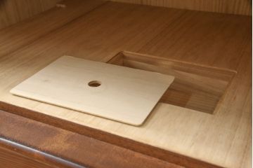 中古　美品　最高級　木芸美術家具作家 桑田允友(桑允)作　欅(ケヤキ)玉杢　中桐　スッキリとしたデザインが目を引く衣装箪笥(定価約150万円)(着物タンス、衣装箪笥、引き出し、桐箪笥、和たんす)(R-058728)