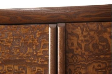 中古　美品　最高級　木芸美術家具作家 桑田允友(桑允)作　欅(ケヤキ)玉杢　中桐　スッキリとしたデザインが目を引く衣装箪笥(定価約150万円)(着物タンス、衣装箪笥、引き出し、桐箪笥、和たんす)(R-058728)