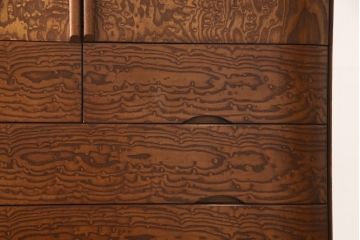 中古　美品　最高級　木芸美術家具作家 桑田允友(桑允)作　欅(ケヤキ)玉杢　中桐　スッキリとしたデザインが目を引く衣装箪笥(定価約150万円)(着物タンス、衣装箪笥、引き出し、桐箪笥、和たんす)(R-058728)