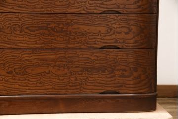 中古　美品　最高級　木芸美術家具作家 桑田允友(桑允)作　欅(ケヤキ)玉杢　中桐　スッキリとしたデザインが目を引く衣装箪笥(定価約150万円)(着物タンス、衣装箪笥、引き出し、桐箪笥、和たんす)(R-058728)