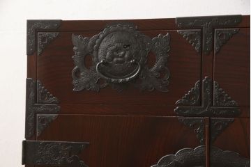 和製ビンテージ　民芸家具　手打ち金具　総漆塗り　仙台箪笥　重厚感のある佇まいが魅力的な収納箪笥(和たんす、観音箪笥、ヴィンテージ)(R-058733)