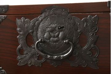 和製ビンテージ　民芸家具　手打ち金具　総漆塗り　仙台箪笥　重厚感のある佇まいが魅力的な収納箪笥(和たんす、観音箪笥、ヴィンテージ)(R-058733)